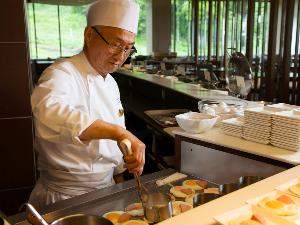 【朝食】 朝食は和洋ビュッフェ。オープンキッチンでは、シェフが目の前で出来立てをご用意