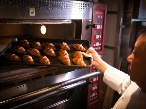 【朝食】 ベーカリーで焼きあげられるパンの様子は、エクラ店内からも見ることができます