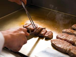 【フュージョンレストラン エクラ】 お肉はオープンキッチンで焼きあげます。香りも美味しさのスパイス♪