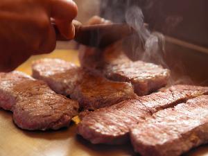 【フュージョンレストラン エクラ】 お肉はオープンキッチンで焼きあげます。香りも美味しさのスパイス♪