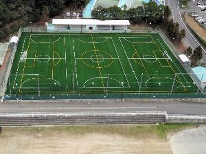 【フットサルパーク】ロングパイル人工芝コートの屋外フットサルコートが3面完備。屋内コートあり。