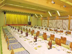 【宴会場・末広（大広間）】90名まで可能！会社の忘年会などにおすすめ。