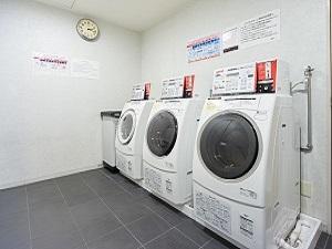 24時間利用可能なコインランドリー（有料）は、10階ガーデン浴場前に3台ご用意しております。