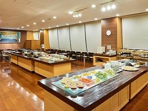 ガーデンカフェ（ご朝食） 岡山県産にこだわった新鮮な野菜を中心に、和食・洋食のを20種類以上ご用意しております。