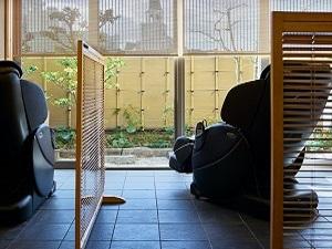 マッサージチェア（無料）は、10階ガーデン浴場前に2台ご用意しております。