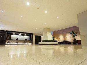 ロビーは広々とした清潔感のある空間。お待ち合わせや出発前の時間にリラックスしたひとときをお過ごしいただけます。