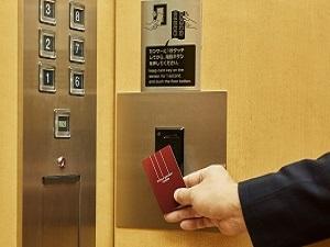 女性のお客様にも安心してお寛ぎいただけるよう、エレベーターにカードキーシステムを導入しております。