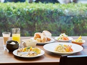 明るく開放的な店内でお召し上がりいただけるのは、ボリューム満点の和洋ビュッフェ。