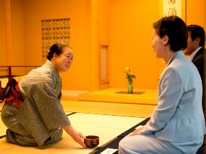 【新館鳳凰のおもてなし】ご来館時にお庭の茶室「無量庵」にてお抹茶のサービスを致します。