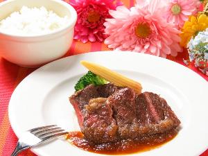 カジュアルダイニング「GIRASOLE」（ジラソーレ） ランチ  ステーキ（1,030円）サイドバイキング付（サラダ、パン、スープ、ソフトドリンク）