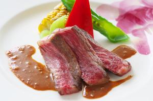 【和牛ロースステーキ】やわらか～いお肉とエストラゴンソースがよく合う！洋食シェフがおつくりする1品。