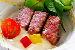 【黒毛和牛豆乳創酢】柔らか～い黒毛和牛肉が口のなかでほぐれ、旨みとともにクリーミーな豆乳創酢が広がる