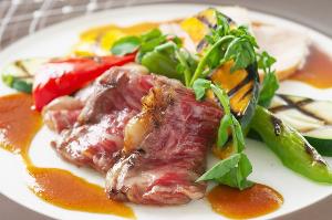 【ヴィアンド】柔らか～いお肉の旨みが噛むほどに広がる♪和牛ロースと四万十ポークの絶品ミックスグリル