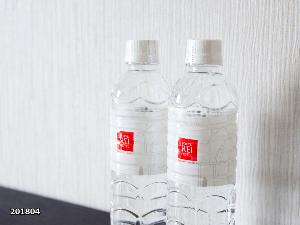 お一人様1本ミネラルウォーターを御用意しています。