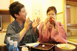 ご夕食は旅の楽しみのひとつ。お二人での楽しい時間をお過ごしくださいませ。