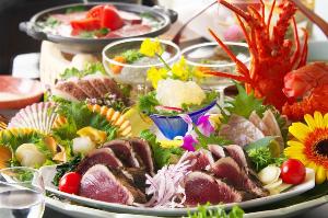 かつおのタタキと共に新鮮な旬魚の御造りを豪快に盛り付け。
