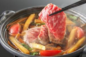 【黒毛和牛の芋けんぴすき焼き】当館イチ押しの逸品！甘～い芋けんぴとトマトすき焼きのハーモニーが絶妙♪