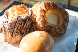 【朝食イメージ】十勝産小麦を使用したホテルメイドの自家製焼き立てパン