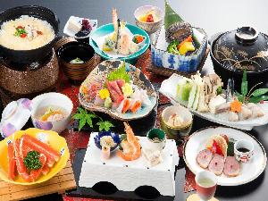 鮑の温泉蒸しや洋皿も加わりグレードアップした質・量とも満足な会席膳です。