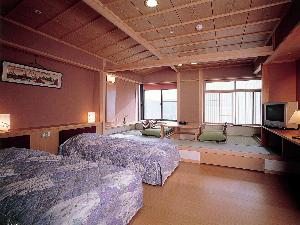 631号室「湯和の間」6帖の畳の間ツインベットの和洋室「湯和の間」。 掘コタツで足を伸ばして寛いでいただけます。