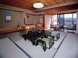 337号室「永楽の間」チェックインからチェックアウトまで、源泉100％の客室露天風呂を 満喫していただけます。  ※露天風呂　源泉純生の湯で24時間ご利用になれます。