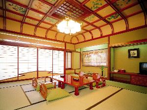 403号室「春慶の間」梁や柱などの造作や調度品、襖にいたるまで春慶塗りで統一されている「春慶の間」 ゴージャスな空間と時間を堪能していただけます。  ※トイレは2ヶ所あります。