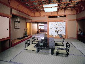 408号室「山楽の間」豪華な格天井書院造りの「山楽の間」 源泉100％温泉をいつでも楽しんでいただける客室露天風呂が付いた特別室です。