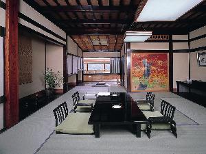 410号室、囲炉裏の間と書院造りの「光琳の間」 源泉100％温泉をいつでも楽しんでいただける客室露天風呂が付いた特別室です。  ※露天風呂　源泉純生の湯で24時間ご利用になれます。