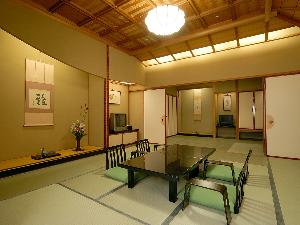 305号室「備前の間」白木天井の「備前の間」ガラス張りの半露天風呂は源泉100％の温泉でいつでもお楽しみ いただけます。  ※露天風呂　源泉純生の湯で24時間ご利用になれます。 ※トイレは2ヶ所あります。