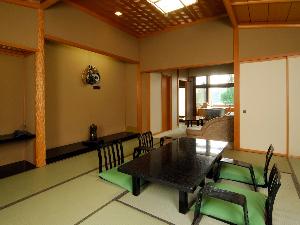 310号室、白木天井の「九谷の間」 ガラス張りの内湯の展望風呂と信楽焼の露天風呂。いつでも温泉をお楽しみいただけます。※展望風呂、露天風呂　源泉純生の湯で24時間ご利用になれます。※トイレは2ヶ所あります。
