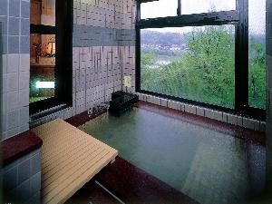 310号室、白木天井の「九谷の間」 ガラス張りの内湯の展望風呂と信楽焼の露天風呂。いつでも温泉をお楽しみいただけます。※展望風呂、露天風呂　源泉純生の湯で24時間ご利用になれます。※トイレは2ヶ所あります。
