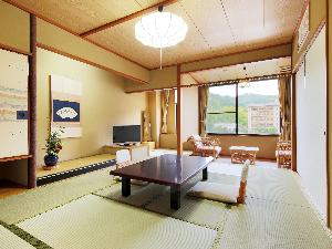 【四季亭】バストイレ付の10畳和室です。お部屋からは玉造温泉街が望めます。温泉街に面した客室のため、春にはお部屋から桜が望めるなど、人気の高いお部屋です。