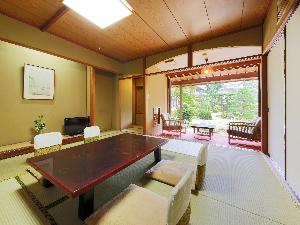 【庭付和室】当館2室限定、開花亭1階日本庭園に面したバストイレ付の和室です。お部屋から直接お庭に出られるよう、下駄を用意しています。