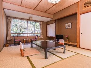 【開花亭】バストイレ付・10畳+踏込の和室、お部屋からの眺望はお宿におまかせです。お部屋は全室喫煙室です。禁煙室はありませんが、ご希望戴きましたら消臭・灰皿撤去致します。