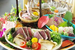 【皿鉢料理】藁で豪快に炙ったかつおのタタキをメインに土佐湾で獲れた新鮮な旬魚のお刺身を豪快に盛り付け