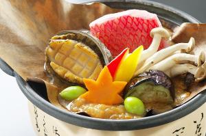 【朴葉焼き陶板仕立て】とろっとろのツガニ餡をかけた鮑と金目鯛を朴葉で焼き上げた贅沢かつ秋らしい一品