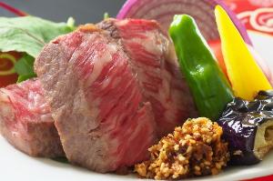 【黒毛和牛ステーキ】程よくのった脂が口のなかでとろける！肉の旨みが堪らない黒毛和牛のやわらかステーキ