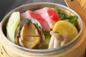【蒸籠仕立て】蓋を開けた瞬間柑橘の香りがふわっと広がる！金目鯛と鮑の贅沢な蒸籠蒸しはさっぱりチリ酢で