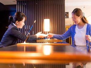 24時間フロントコンシェルジュがお客様のご滞在を丁寧に対応します。