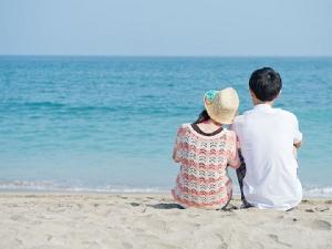 海辺でカップル
