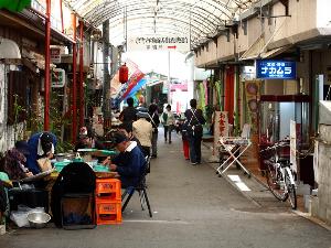 【栄町市場】地元民が多く通うディープな飲み屋街。ノスタルジックな雰囲気が味わえます。? OCVB