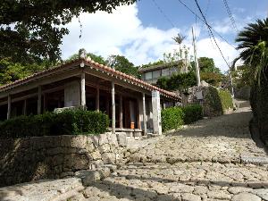 【金城町石畳／金城大樋川毛跡】琉球王朝時代、国王一行が識名園に向かう際村人がお茶でもてなした休憩地。? OCVB