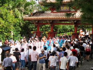 【首里城祭／古式行列】琉球王朝時代、国王が国家の安寧と五穀豊穣を祈願する様子が華やかに再現されます。? OCVB