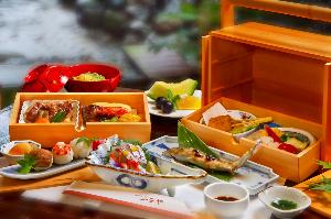 川のせせらぎとともにご賞味ください。