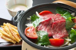 【黒毛和牛の芋けんぴすき焼き】当館イチ押しの逸品！甘～い芋けんぴとトマトすき焼きのハーモニーが絶妙♪