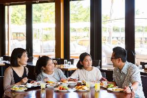 THE　LIVING　GARDENに面した開放的な「パインテラス」で朝食を。