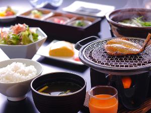 作り立てのだし巻き卵や小鉢三種など品数豊富な和朝食(イメージ)