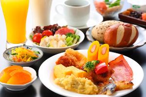 バイキング朝食<BR>【営業時間:7:00～9:30】<BR>【料金】大人：1,300円　小学生：650円 幼児：無料