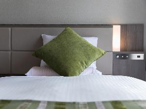 スタンダードツイン＊ベッドサイドにライト、コンセントがございます。