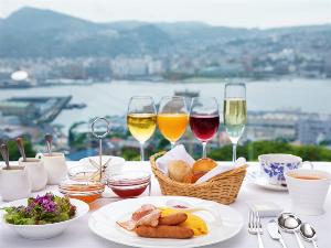 【朝食】長崎港を望む窓からの優しい光、乾杯ではじまる非日常な休日